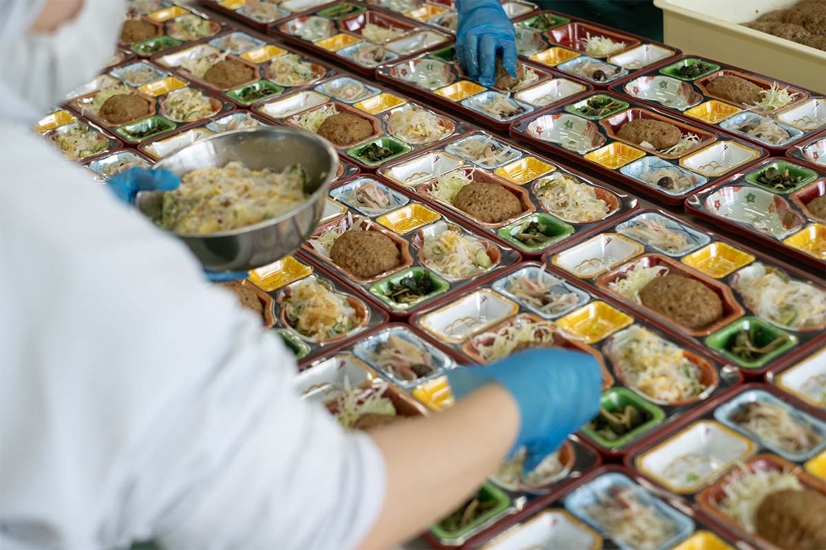 弁当の盛り付け作業