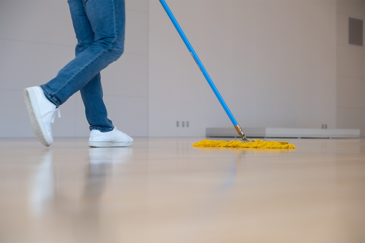 床にモップをかけている様子